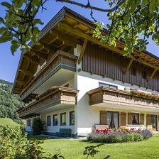 Haus mit Garten und Blumen