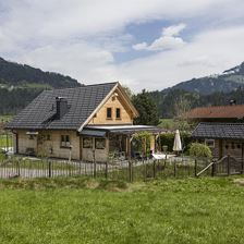 Hausansicht außen mit Spielwiese