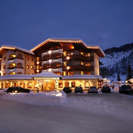 Unser Berghof Ferienhotel - restaurant and sun terrace