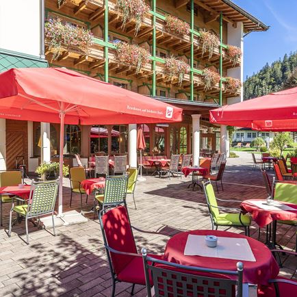 Unser Berghof Ferienhotel - restaurant en zonneterras