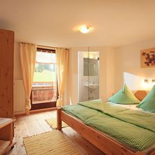 Ferienwohnung 2: Doppelzimmer mit Dusche/WC und TV