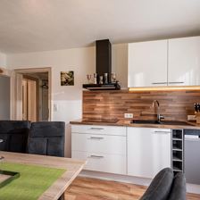 Geräumige Wohnküche mit Sitzecke-und Kochbereich