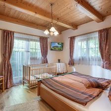 Schlafzimmer mit Gitterbett