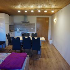 Komfortables Wohn- / Schlafzimmer mit modernem Sat