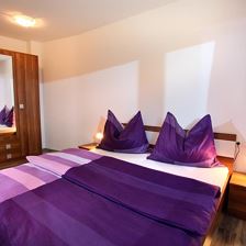 'schönes Schlafzimmer mit einem Doppelbett, Kleide