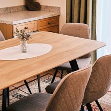 Holzesstisch mit bequemen Stühlen