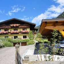 Hausansicht mit Carport