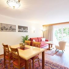 APP Suite 26 Wohnzimmer mit Tisch