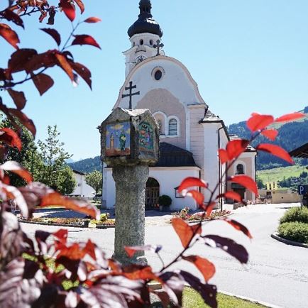 Zentrum und Start des Alfons-Walde-Wegs in Oberndorf (c) Andi Unterberger (3).JPG