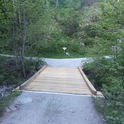 nach der Brücke links Richtung Schießlingalm