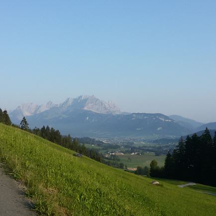 anstieg_auf_asphaltstrasse_ueber_wolkenmoos.jpg