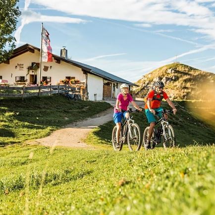 e-bike-fahrer-auf-der-huberalm-in-den-kitzbueheler